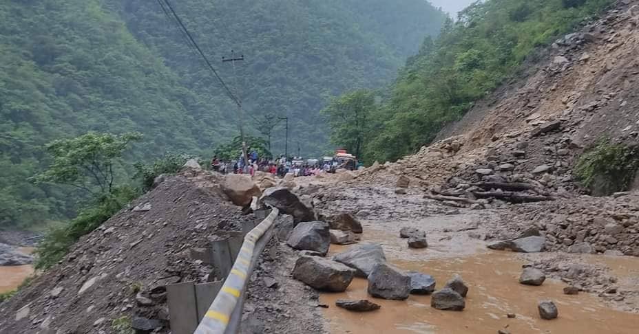 हिरोका कारण बेँसीसहर–चामे सडक अवरुद्ध