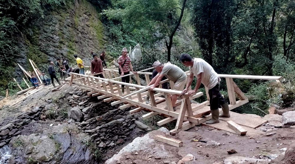 श्रमदानमार्फत काठेपुल निर्माण