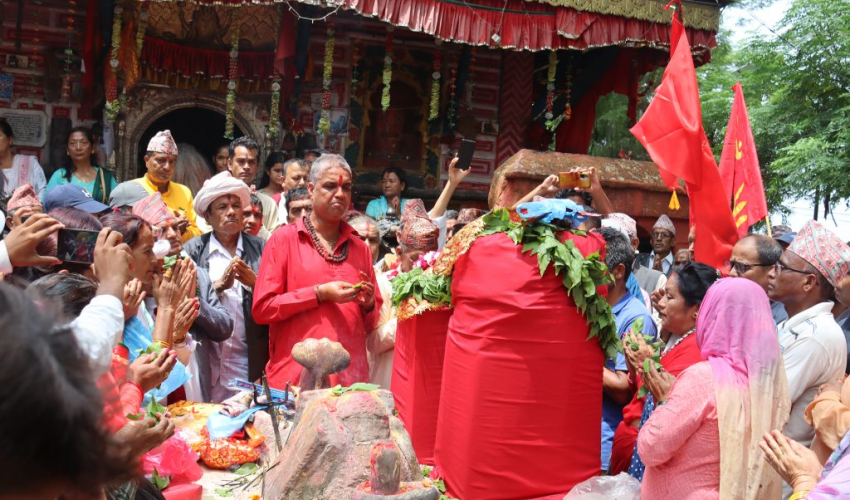 डोटीबाट सरकारी पूजा सामग्रीसहितको टोली बडिमालिका प्रस्थान