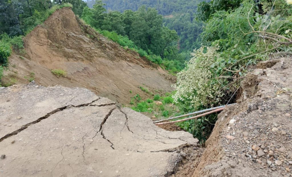 दाउन्नेमा सडक भासिएपछि पूर्व–पश्चिम राजमार्ग अवरुद्ध