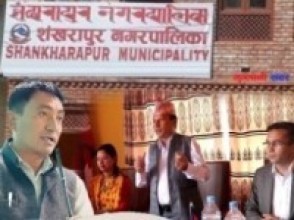 शंखरापुर नगरपालिकाद्वारा भूकम्प पीडितका लागि २ लाख आर्थिक सहयोग