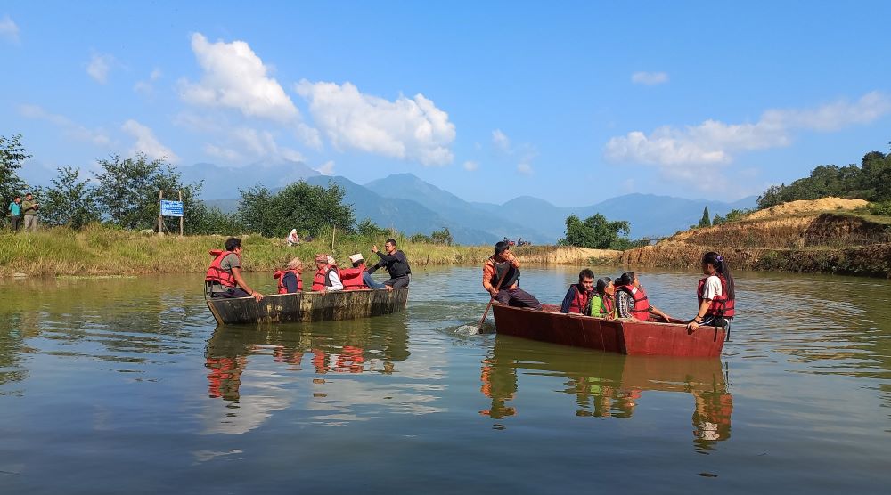 रिचार्ज पोखरी बनाइएका ‘काङ्साहोल ताल’मा डुङ्गा सयरसँगै माछापालन