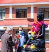 प्रधानमन्त्रीद्वारा बुद्धको प्रतिमामा माल्यार्पण