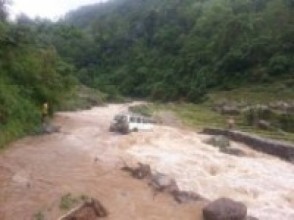 बाढीले जीप बगाउँदा तीन यात्रु बेपत्ता