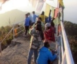 सूर्योदय अवलोकन गर्दै आन्तरिक पर्यटक