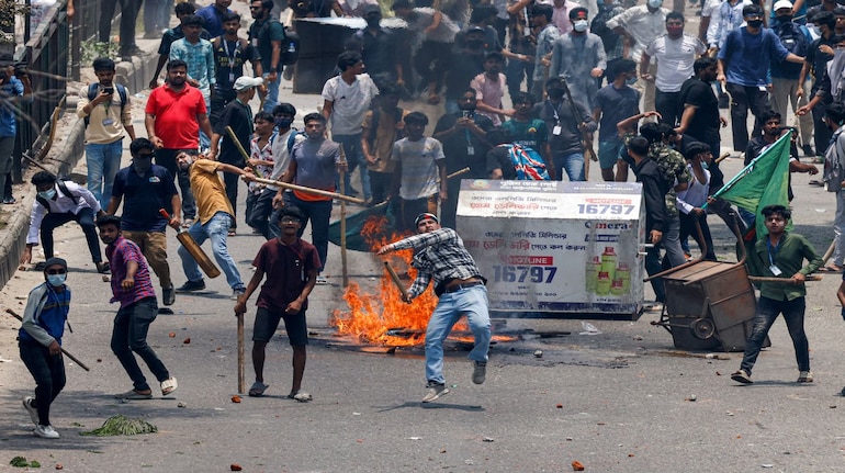 बङ्गलादेश : राजधानी ढाका लगायतका प्रमुख सहरमा सोमबार विहानैदेखि सुरक्षाकर्मीले गस्ती गर्दै