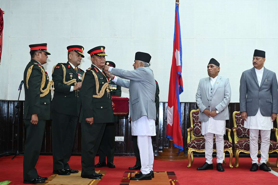 राष्ट्रपतिद्वारा नवनियुक्त प्रधानसेनापतिलाई महारथीको दर्ज्यानी  चिह्न प्रदान