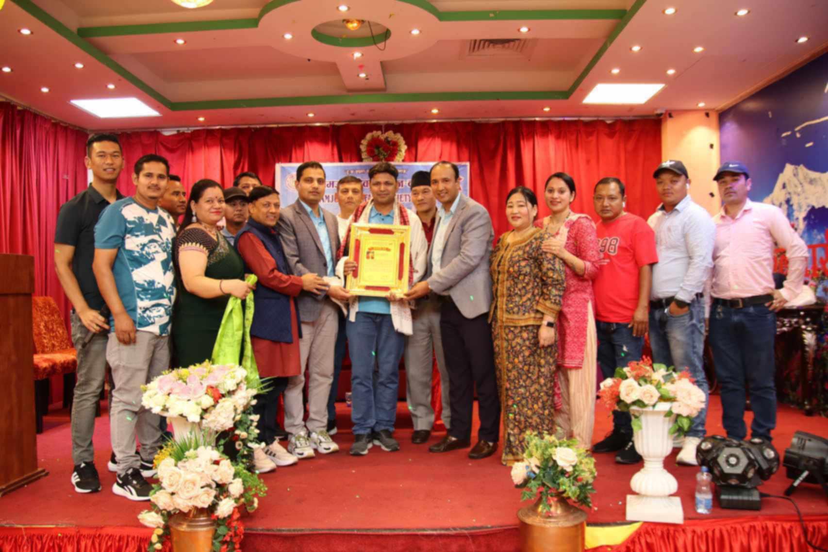 लमजुङ समाज कतारद्वारा  वरिष्ठ लोकगायक राजु परीयार लाई सम्मान