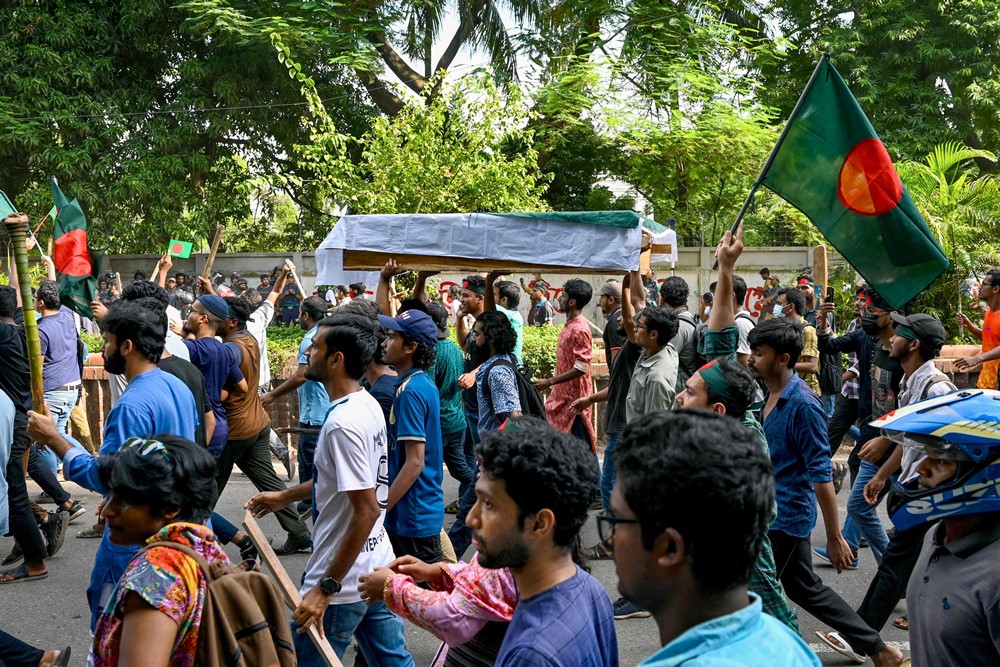 विद्यार्थीहरूले मृत सहपाठीप्रति शोक मनाउँदै गर्दा बङ्गलादेशी प्रधानमन्त्रीद्वारा सजाय दिने वाचा