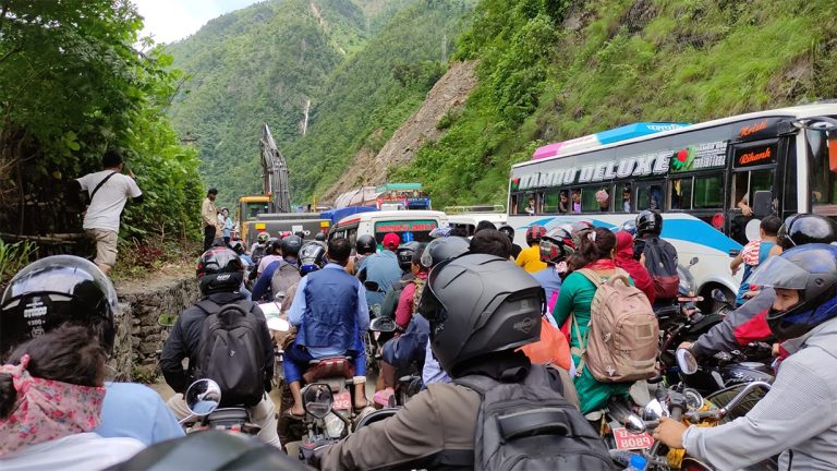 नारायणगढ–मुग्लिन सडकमा दुर्घटनाः चारको मृत्यु, छ जना घाइते