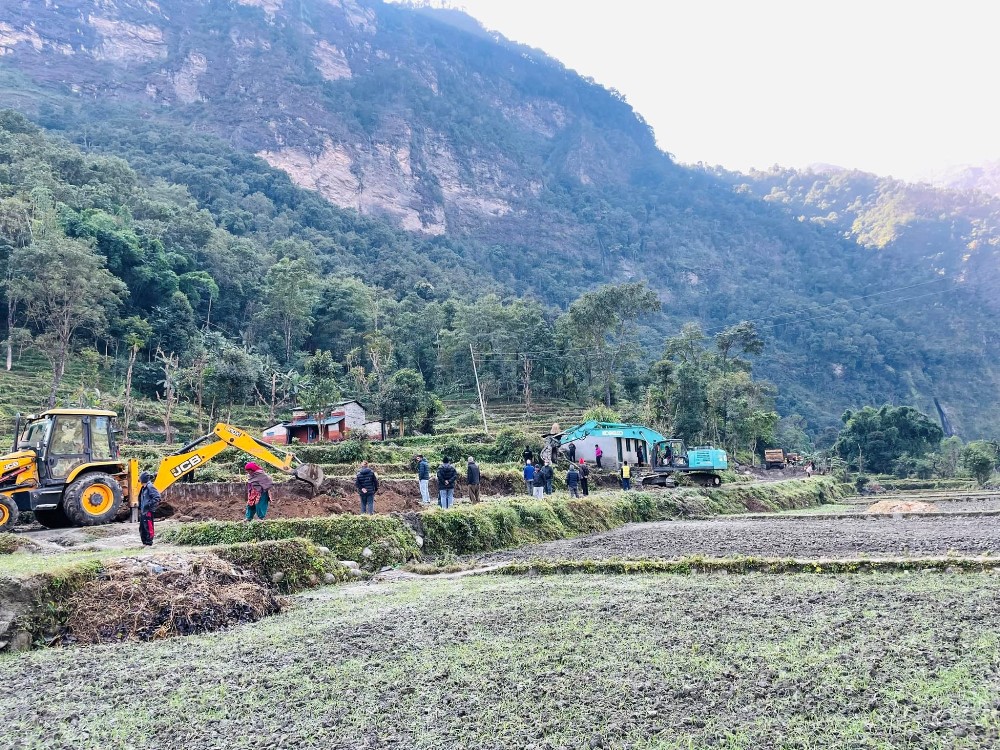 म्याग्दीको कृषि सडक कालोपत्र गर्न धमाधम तयारी गरिँदै