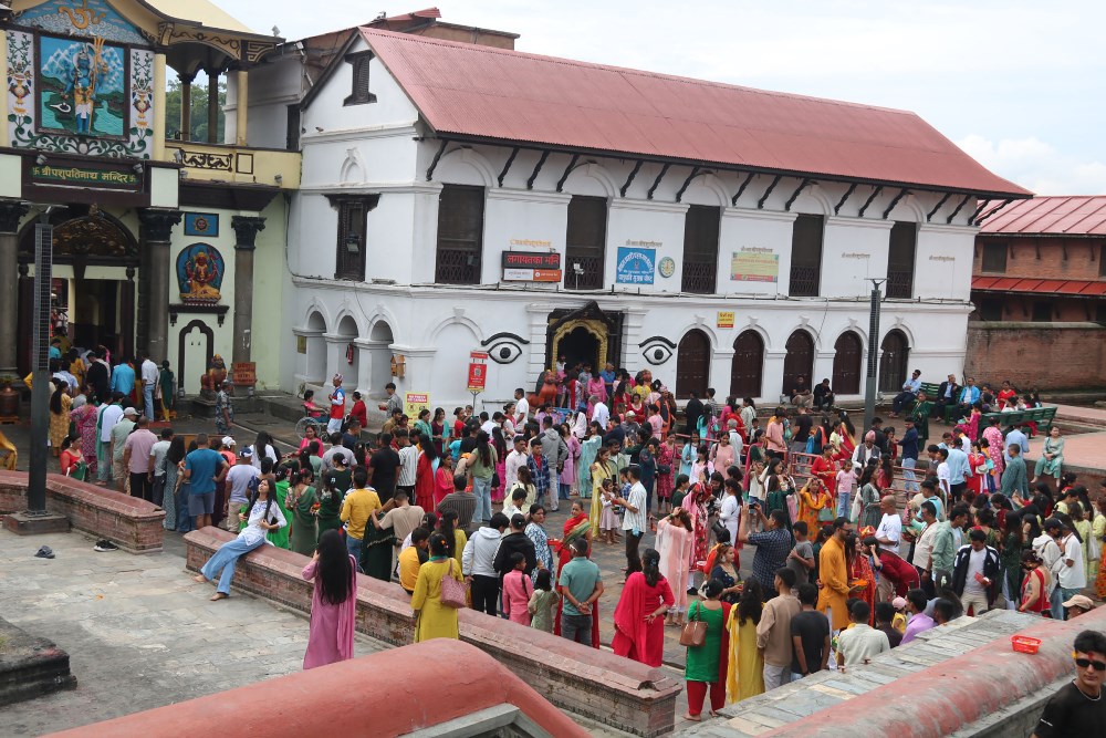 पशुपतिनाथमा भक्तजनको बिहानैदेखि घुइँचो