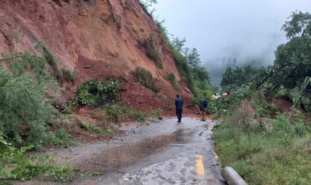 अरनिको र हेलम्बु राजमार्ग अवरुद्ध