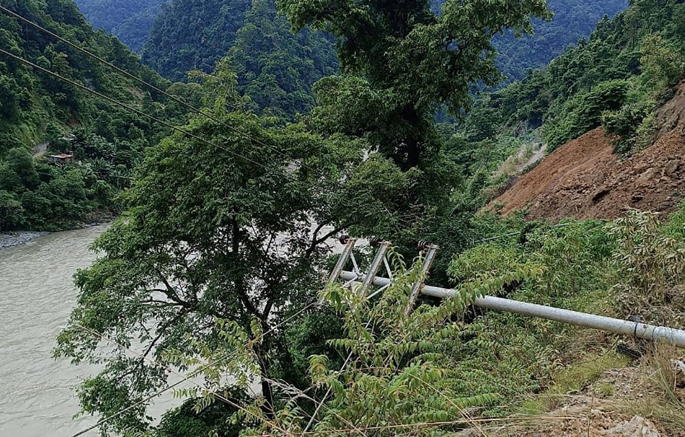 विद्युत् खम्बामा क्षति हुँदा एक हजार पाँच सय घरधुरी अन्धकारमा