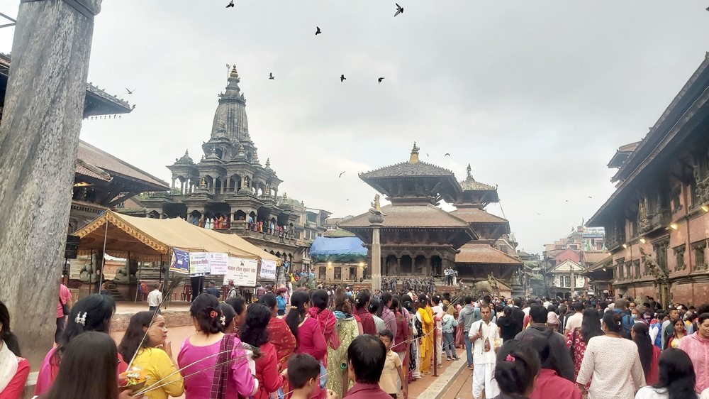 पाटनस्थित कृष्ण मन्दिरमा दर्शनार्थीको घुइँचो