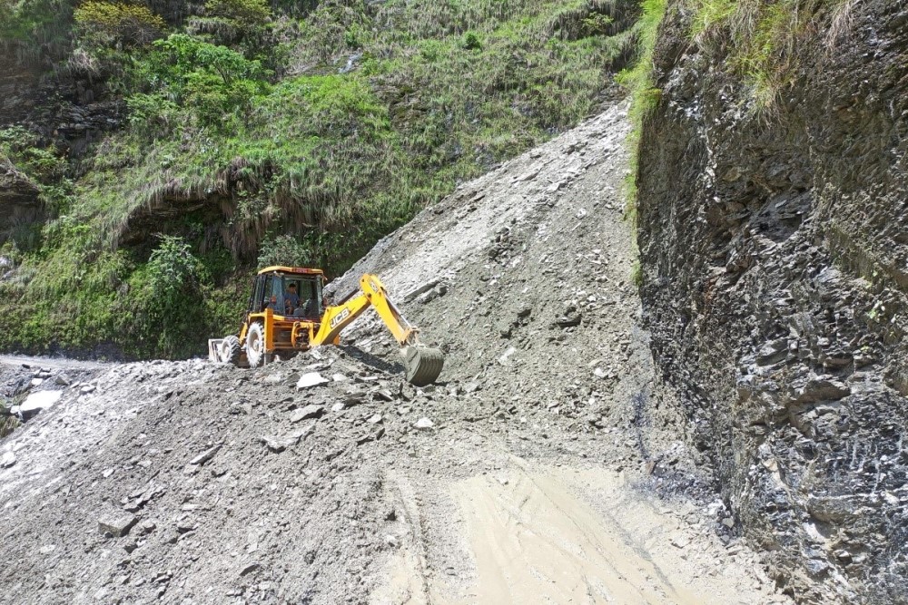 अविरल वर्षाले कर्णाली राजमार्ग अवरुद्ध