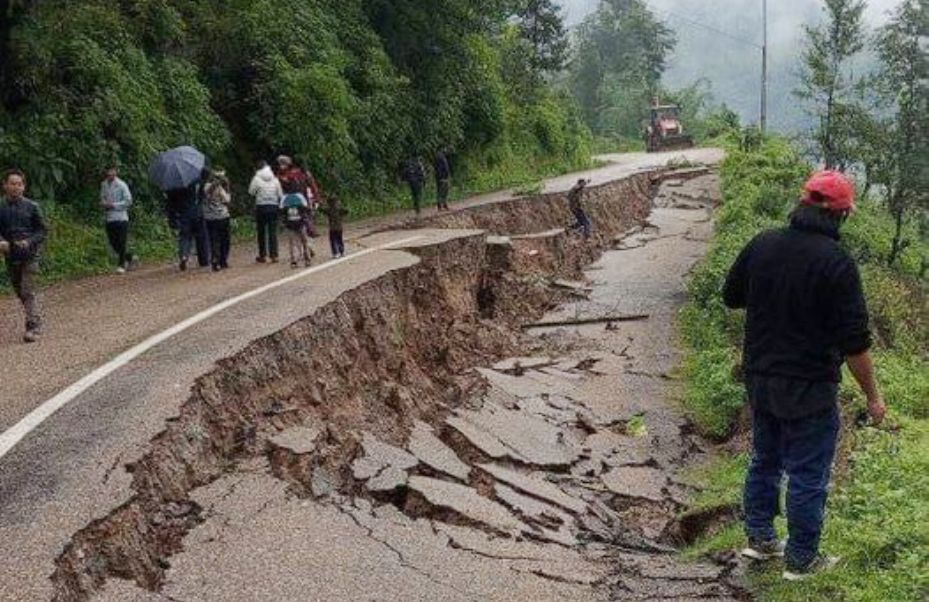 अविरल वर्षा हुँदा भोजपुरमा सडक भासियो