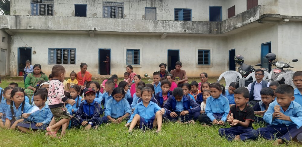 सहाराविहीन विद्यार्थी पढाइरहेका प्रअ भन्नुहुन्छ, ‘बोर्ड पनि फेर्न सकिएन’