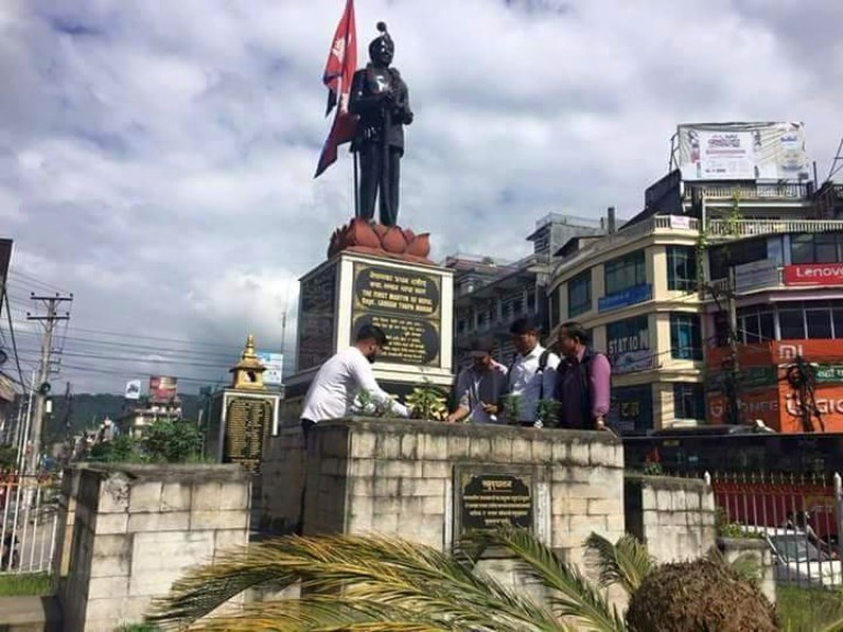 उल्टियो पोखरा महानगरको निर्णय,लखन थापाको शालिक सोही ठाँउमा फर्काउने