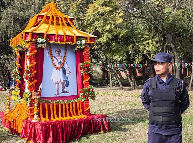 राष्ट्रपति र प्रधानमन्त्रीद्वारा पृथ्वीनारायण शाहको शालिकमा माल्यार्पण