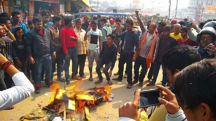 मातृभाषालाई वेवास्ता गर्दै हिन्दी भाषामा सम्बोधन गरेको रिसमा दुई पार्टीको पुत्ला दहन