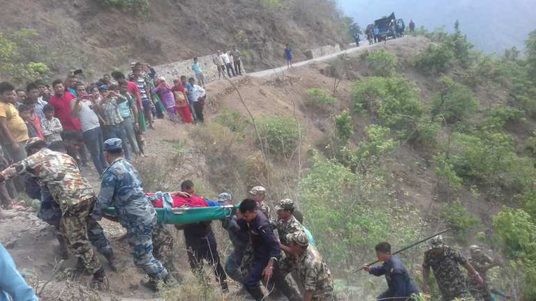 प्युठानमा भएको रात्री बस दुर्घटनामा चालक सहित ५ जनाको मृत्यु १० गम्भीर घाईते