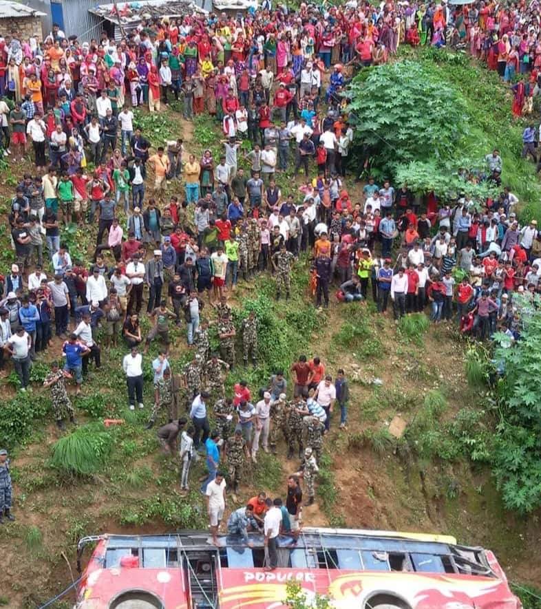 सल्लेबाट फर्किदै गरेको गाडी दुर्घटनाग्रस्त १ जनाको मृत्यु दर्जनौ घाईते