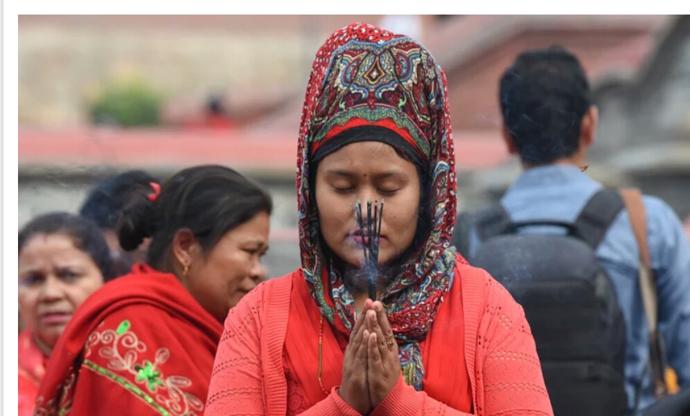 सर्बसाधारण संगै पूर्व युवराज्ञी हिमानीद्वारा पशुपतिमा पूजाआजा (तस्बिर सहित)