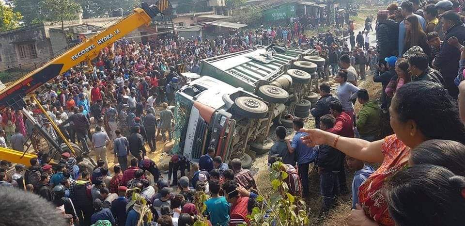 हेटौडामा ट्रक पल्टिँदा दुई जनाको मृत्यु