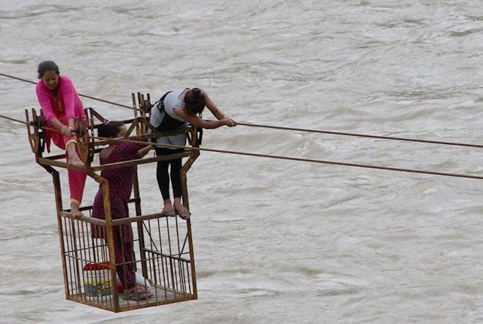 अझै पनि तुइनबाटै वारपार गर्नुपर्ने बाध्यता हटेन