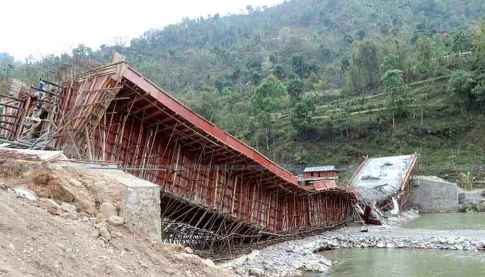 गुल्मीमा मुसिकोटमा बन्दाबन्दै पुल भत्कियो,