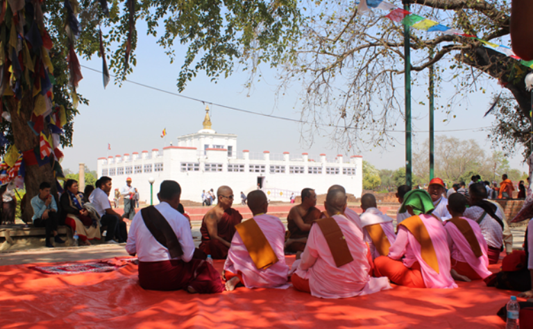 बुद्ध शिक्षाबारे जानकारी लिँदै भिक्षु