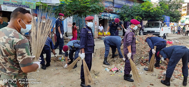 सम्बिधान दिवसको अवसरमा राजबिराजको गजेन्द्रचोकमा सरसफाई।