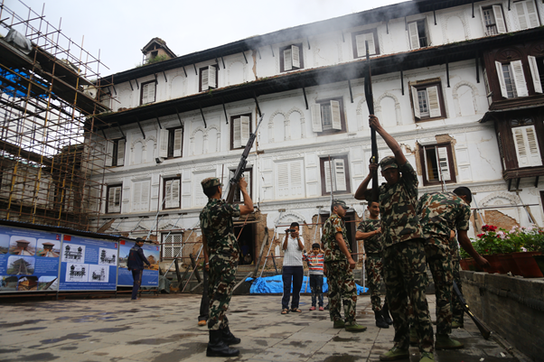 नेपाली सेनाको टुकडीले बढाइँ दिँदै