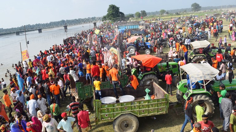 नवदुर्गाको मूर्ति विसर्जन गर्न भेला भएका भक्तजनहरु   