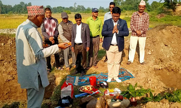 वडा कार्यालय भवन शिलान्यास कार्यक्रममा पूजा गर्दै