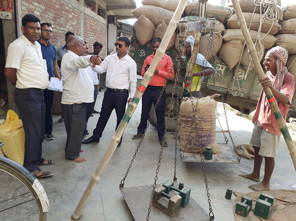 ढकतराजु जाँच गर्दै अनुगमन टोली