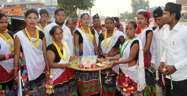 देउसीं भैलीमा सङ्कलित रकमसहित थारु समुदाय