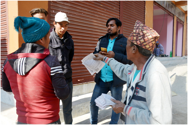 बागलुङमा पर्चा बाँड्दै राप्रपाका कार्यकर्ता