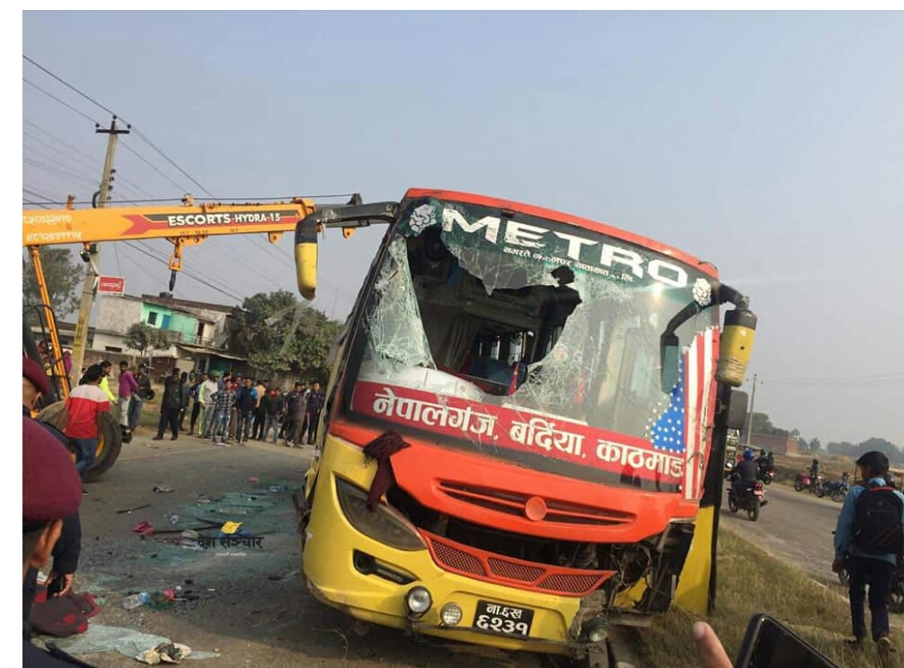 नेपालगञ्जमा बस दुर्घटना हुँदा आठ घाइते