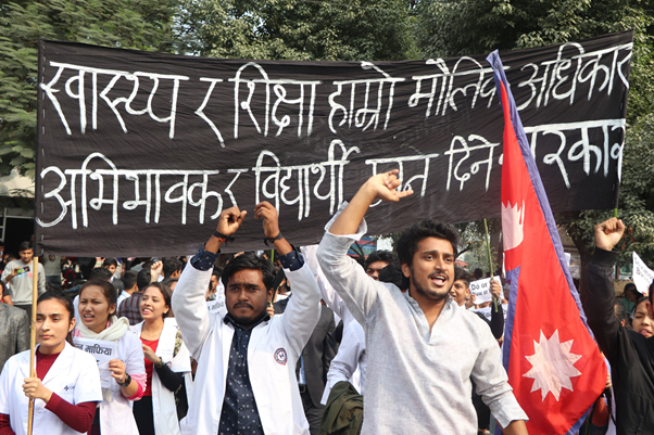 शुल्क फिर्ता आन्दोलनमा विद्यार्थी