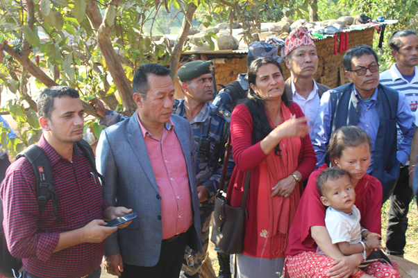 चितुवा आतङ्कित क्षेत्रमा अवलोकन गर्दै मन्त्री गुरुङ  