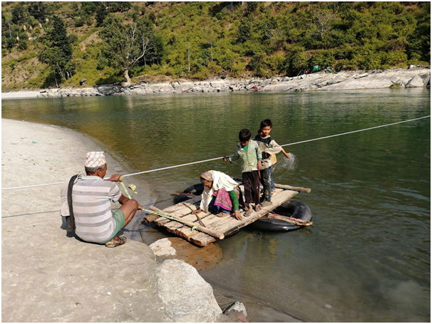 ट्युबको सहारामा सेती नदी तर्दै स्थानिय 